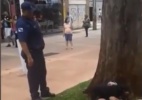 Cachorro avança em guarda municipal que tenta acordar morador de rua - Reprodução