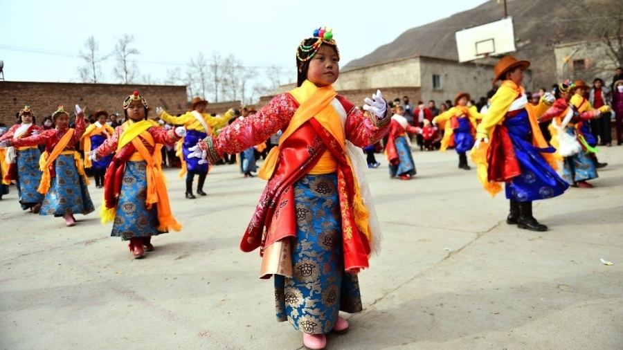 28.jan.2017 - Crianças da vila Hongyahe County, no noroeste da China, fazem apresentação em celebração do Ano Novo Lunar Chinês, comemorado em todo o país - Wang Bo/Xinhua