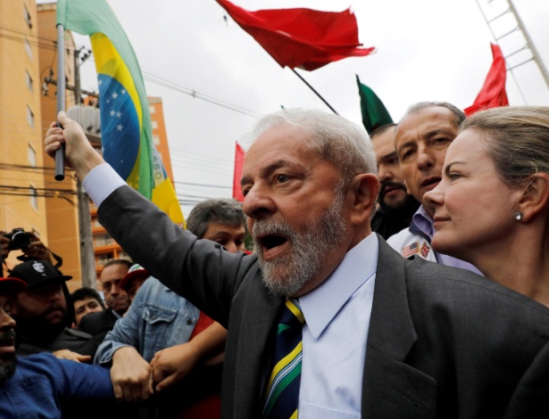 Ex-presidente Lula chega ao prédio da Justiça Federal com a senadora Gleisi Hoffmann - Nacho Doce/Reuters