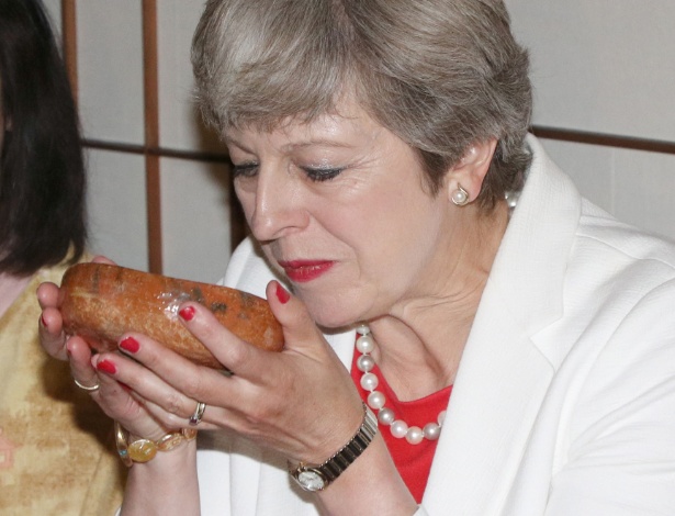 Primeira-ministra britânica, Theresa May, participa de cerimônia em visita ao Japão - AFP Photo