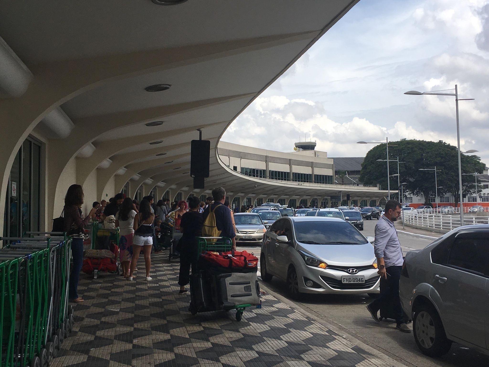 Uber pescador: motoristas ilegais disfarçados roubam corridas em aeroporto  - 28/11/2022 - UOL Carros