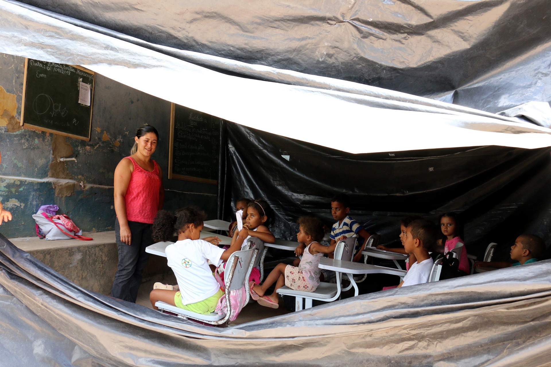 5.abr.2018 - Sem água nem ventilador, sobre um chão de terra batida, cerca de 50 alunos assistem às aulas na comunidade São José, na zona rural do município de Areia (PB), onde na sala de aula improvisada faltam merenda e material escolar - Francisco França/UOL