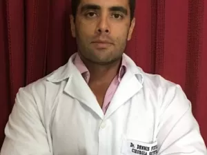 Médico cassado, Dr. Bumbum processa antigos pacientes e cobra 'honorários'