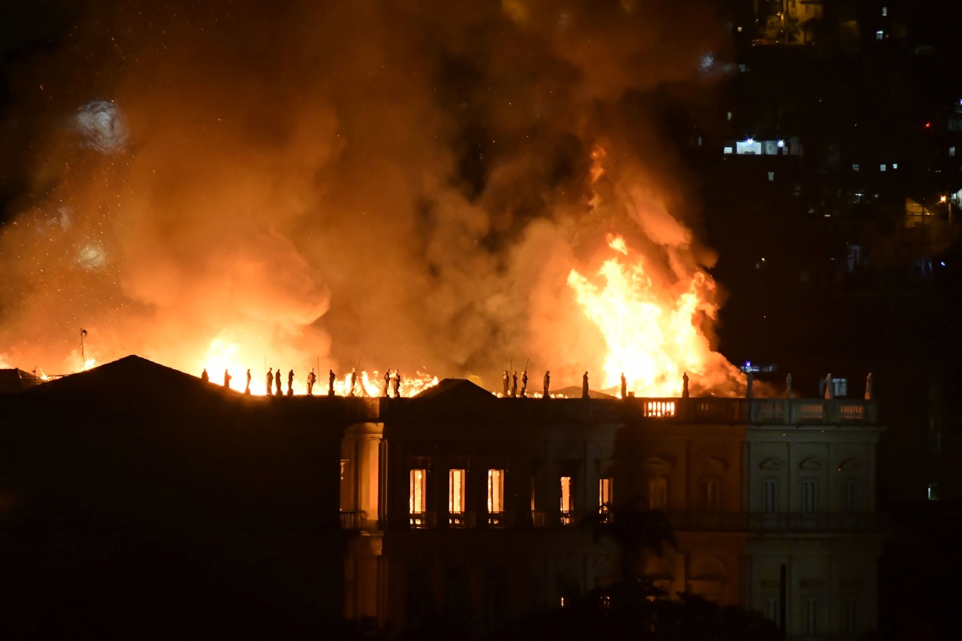 2.set.2018 - Incêndio de grandes proporções atingiu o Museu Nacional, no Rio de Janeiro, na noite deste domingo (2) - Marcelo Dias / Futura Press / Estadão Conteúdo
