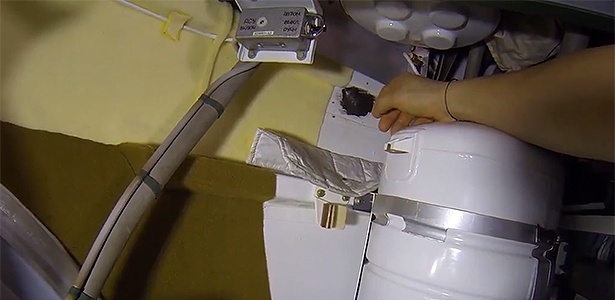 Buraco na ISS foi coberto com um selante escuro e está escondido sob uma aba acolchoada - Reprodução/Twitter