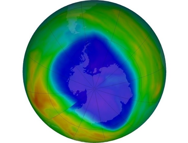 Camada de ozônio sobre o Polo Sul no dia 12 de setembro: em roxo e azul estão as áreas que têm menos ozônio, enquanto em amarelo e vermelho, as que têm mais - NASA