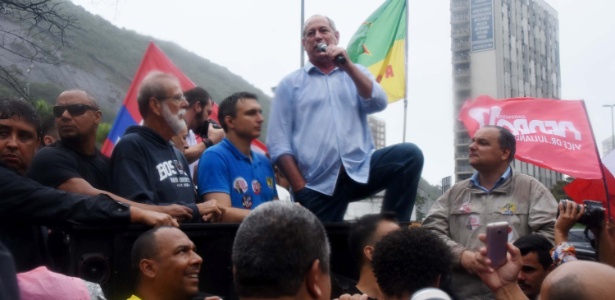 Ciro Gomes faz caminhada na Rocinha, no Rio, nesta sexta-feira