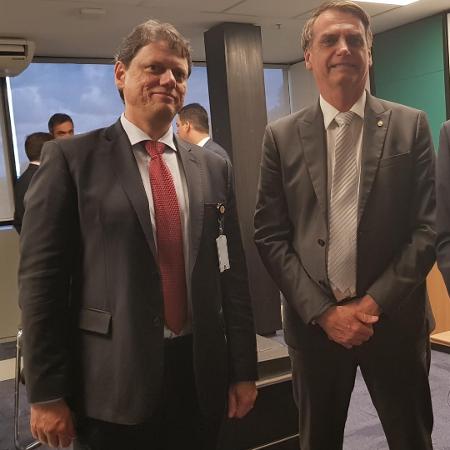 27.nov.2018 - Bolsonaro com Tarcísio Gomes de Freitas, ministro da Infraestrutura - Divulgação/Governo de Transição