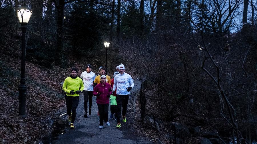 Um grupo de representantes permanentes da ONU e outros diplomatas fazem uma corrida matinal no Central Park em Manhattan - Ashley Gilbertson/The New York Times