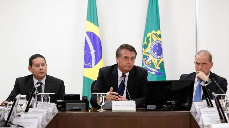 O presidente Jair Bolsonaro (centro) participa de reunião com ministros do governo - Alan Santos/Agência Brasil 