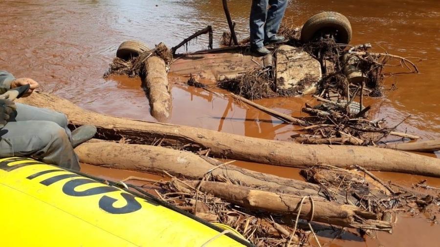 05.02.2019 - Carro foi encontrado com as rodas para cima no rio Paraopeba, em Brumadinho (MG), após rompimento da barragem da Vale - Dvigulgação/Corpo de Bombeiros de Minas Gerais