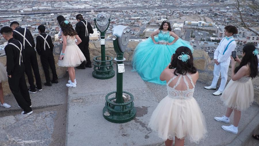 Samantha Tellez de El Paso comemora sua quinceanera (festa de 15 anos) em um mirante com vista para El Paso, Texas, e Cuidad Juarez, no México - Jessica Lutz/The New York Times