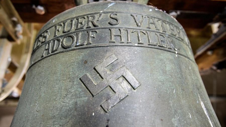 A inscrição no sino em Herxheim diz "Tudo pela pátria mãe - Adolf Hitler" - Thomas Lohnes/Getty Images