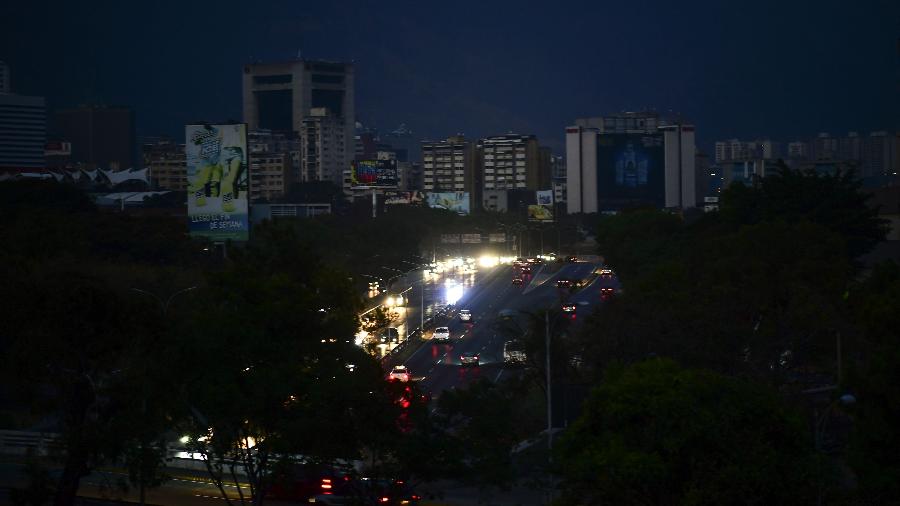 Logo após a volta da energia, Caracas, capital venezuelana, volta a sofrer um grande blecaute - RONALDO SCHEMIDT/AFP
