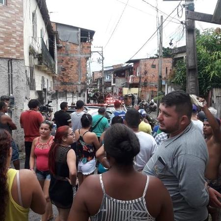 19.mai.2019 - Moradores do bairro Guamá, em Belém, observam movimentação da polícia após chacina - Reprodução/Redes Sociais