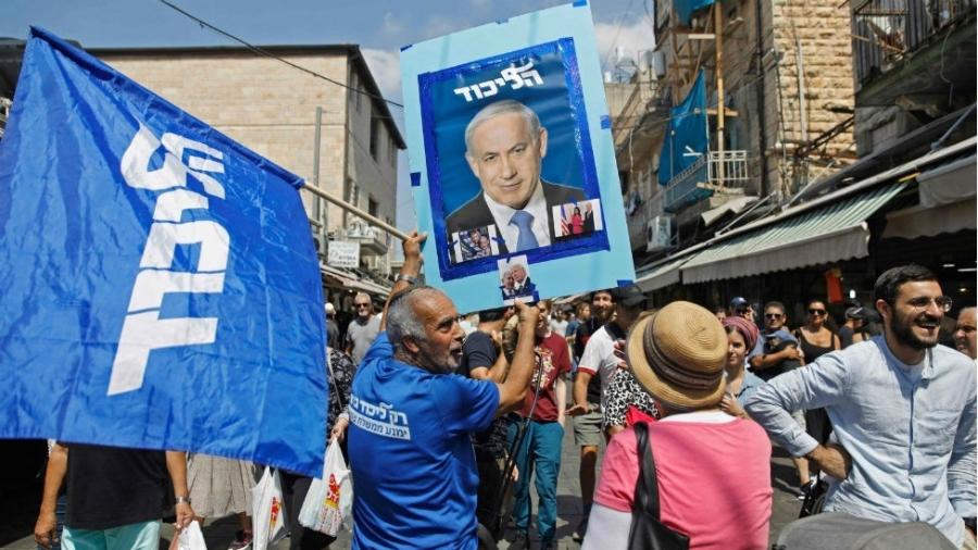 Simpatizantes de Benjamin Netanyahu, que já é o premiê há mais tempo no poder em Israel - AFP