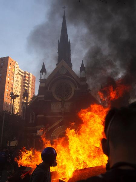 Igreja São Francisco de Borja, em Santiago, foi incendiada durante novo protesto - CLAUDIO REYES / AFP