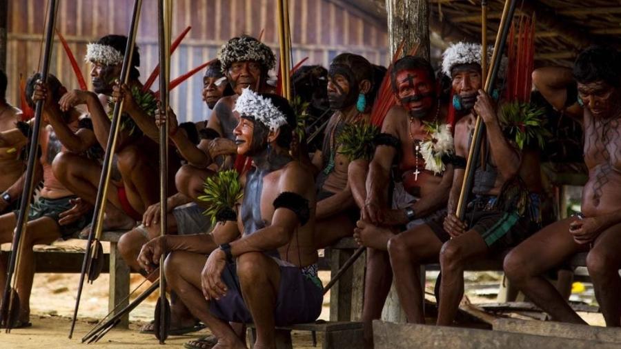 Reunião em aldeia do povo indígena yanomami, cujas terras estão entre as mais cobiçadas por garimpeiros - BBC