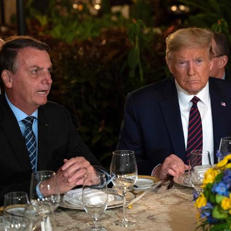 O presidente do Brasil, Jair Bolsonaro, e o presidente dos EUA, Donald Trump, durante jantar na Flórida - Jim Watson/AFP