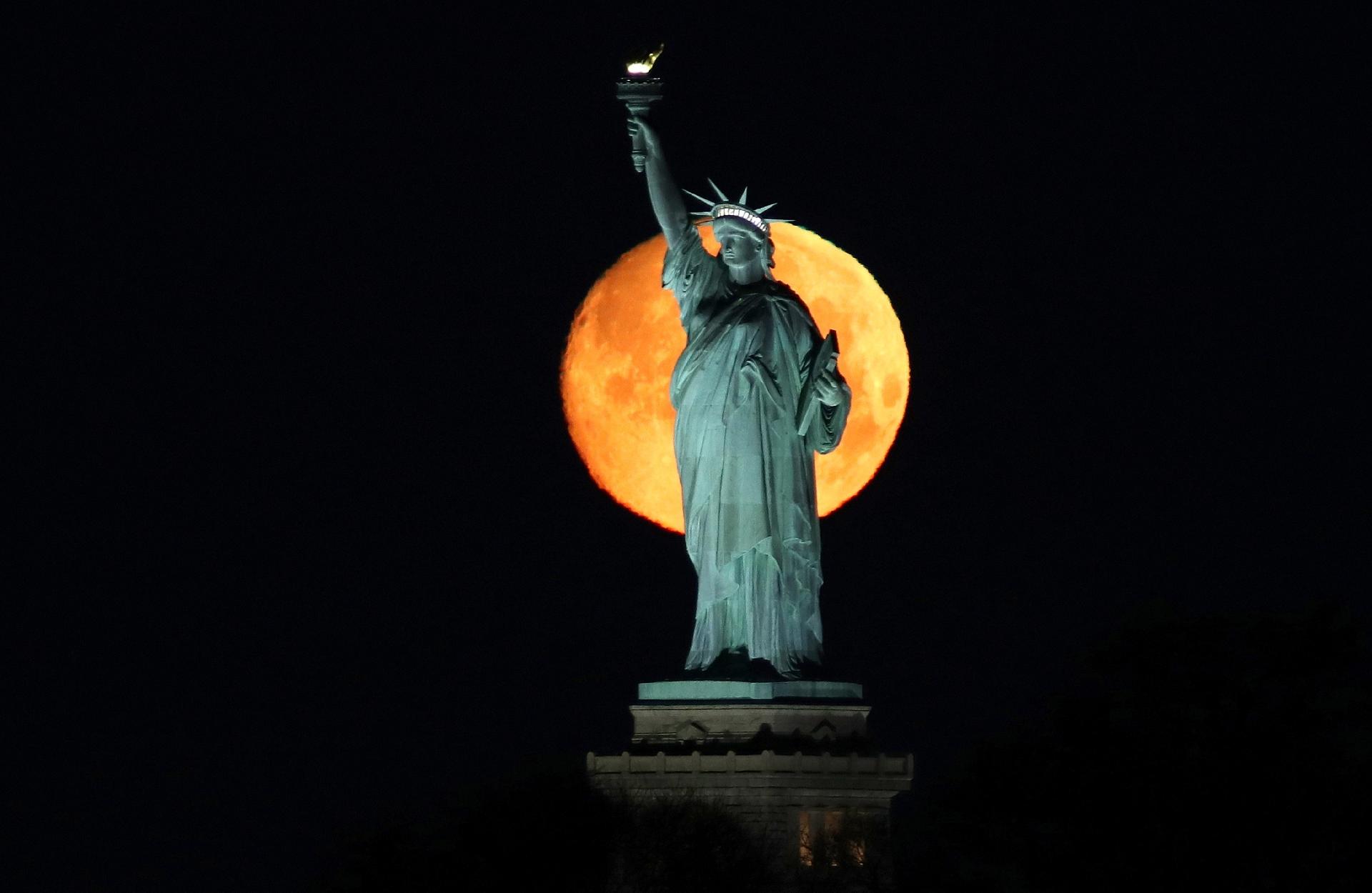 Superlua 97,6% cheia se põe atrás da Estátua da Liberdade. 08/03/2020 em Nova Iorque. (Foto por Gary Hershorn/Getty Images) - Gary Hershorn/Getty Images