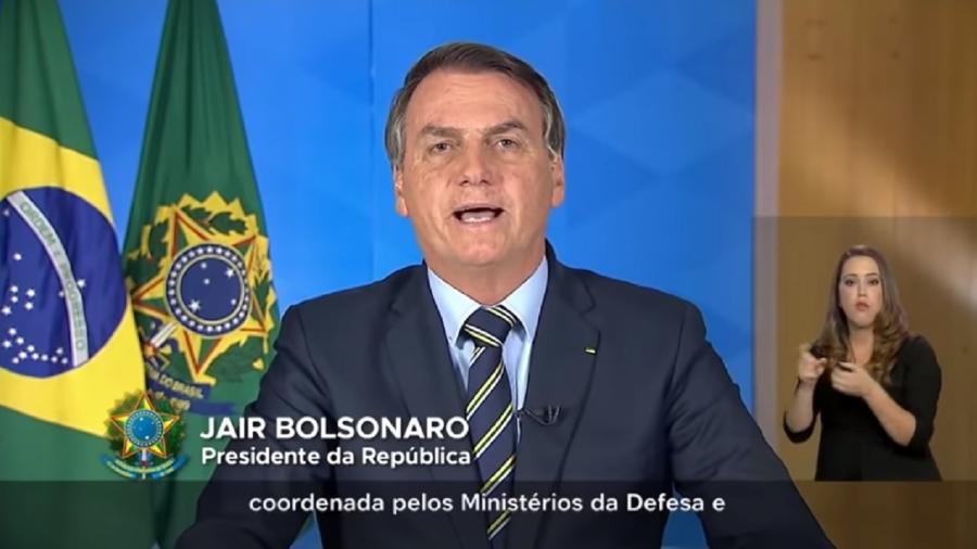 Bolsonaro faz o pronunciamento mais absurdamente boçal desde que assumiu a Presidência da República. Nunca se viu nada parecido - Fotos: Charly Triballeau/Reuters; ANI