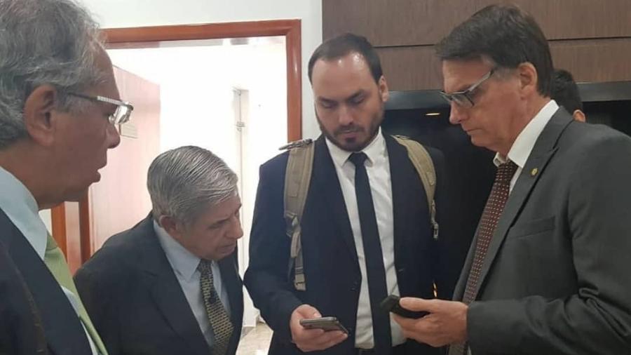 Carlos é fotografado ao lado do pai e dos ministros Augusto Heleno (Gabinete de Segurança Institucional) e Paulo Guedes (Economia) - Reprodução/Instagram/Carlos Bolsonaro