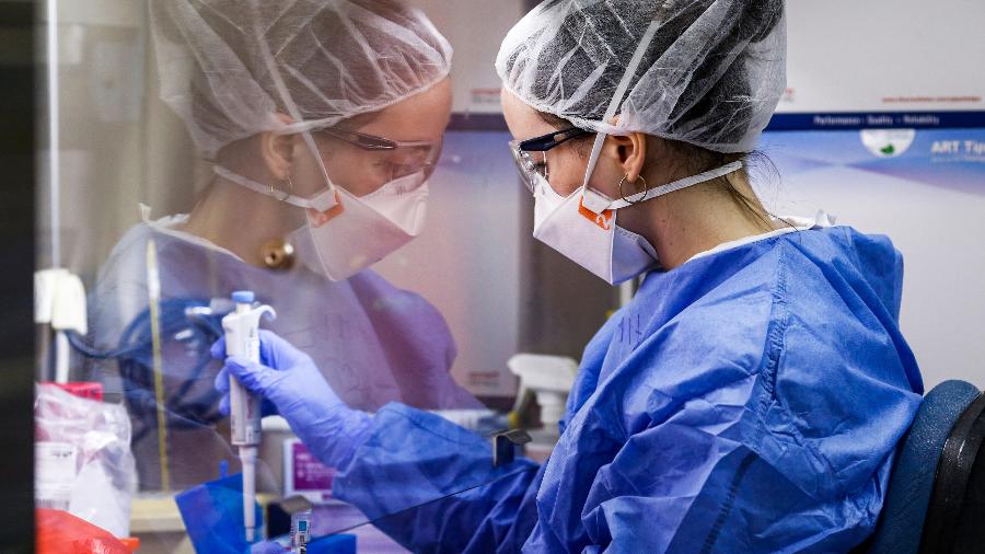 27.mai.2020 - Trabalhadora testa amostras de casos suspeitos do novo coronavírus no laboratório dos serviços de saúde Maccabi, um dos mais automatizados no mundo, na cidade de Rehovot, Israel - Gil Cohen-Magen/AFP