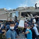30/10/2020 - Pessoas ajudam em buscas em prédio que ruiu após terremoto em Izmir, na Turquia - Tuncay Dersinlioglu/Reuters