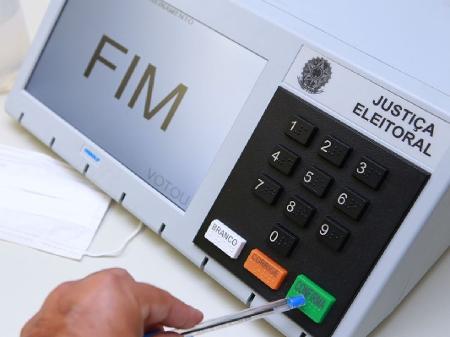 Pode tirar selfie com a urna? O que é proibido nas redes na eleição