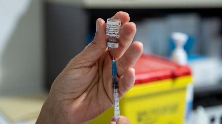 Especialistas dizem que vários fatores estão obstruindo a distribuição global das vacinas da covid - Getty Images