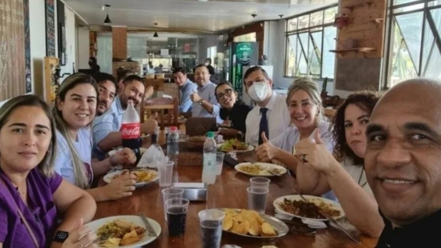 Prefeito de Goiânia publicou foto em que aparece com mais 11 pessoas em um restaurante, contrariando decreto municipal - Reprodução/redes sociais