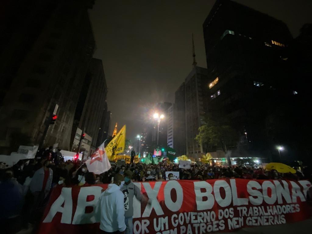 Manifestantes na Paulista carregam faixa criticando o governo do presidente Jair Bolsonaro - Anahi Martinho/UOL