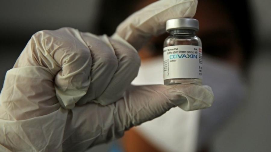 Vacina fabricada pela indiana Bharat Biotech começou a ser usada na população da Índia em janeiro, mas até hoje não apresentou oficialmente os resultados da fase final de testes - EPA/JAGADEESH NV