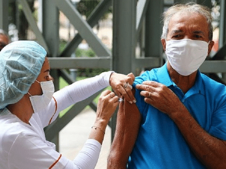 Ritmo da vacinação contra a covid-19 vem aumentando mês a mês, mas ainda está aquém das capacidades da rede pública brasileira - Getty Images