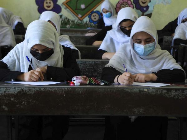 17.ago.2021 - Meninas assistem às aulas em Herat após tomada do Afeganistão pelo Taleban - Aref Karimi/AFP