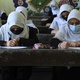 17.ago.2021 - Meninas assistem às aulas em Herat após tomada do Afeganistão pelo Taleban - Aref Karimi/AFP