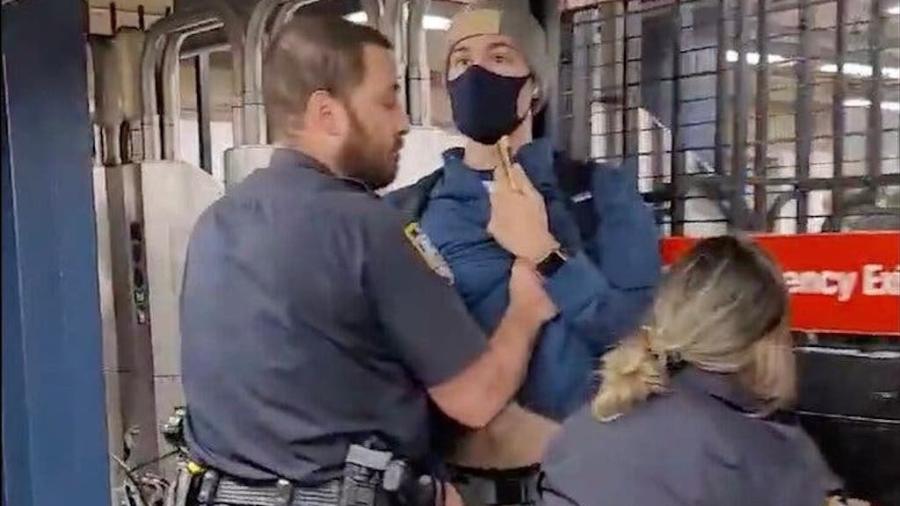 Andrew Gilbert, de 27 anos, foi expulso de estação de metrô ao exigir que policiais vestissem máscara de proteção - Reprodução/Twitter/VIctoria Hall