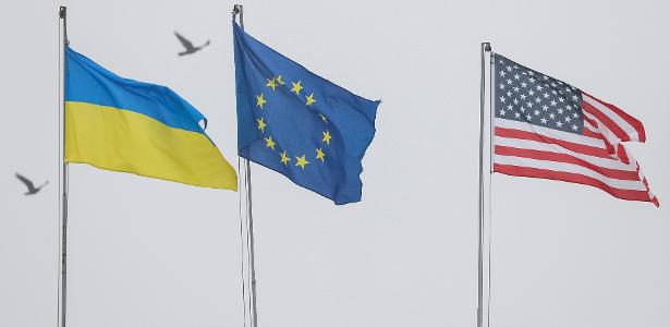 6 dez. 2021 - Bandeiras da Ucrânia, da União Europeia e dos Estados Unidos, em Kiev
