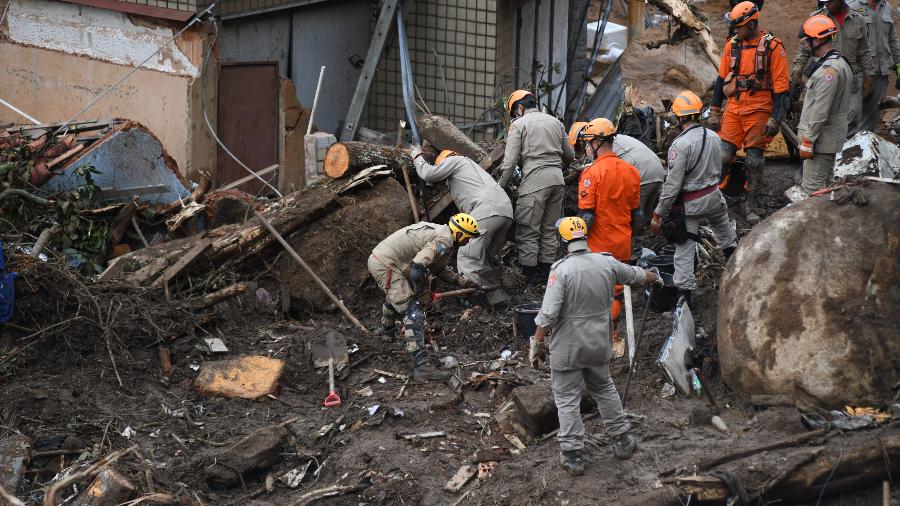 Bombeiros fazem buscas por desaparecidos em deslizamento de terra em Petrópolis após a temporal que atingiu a cidade  - Lucas Landau/UOL
