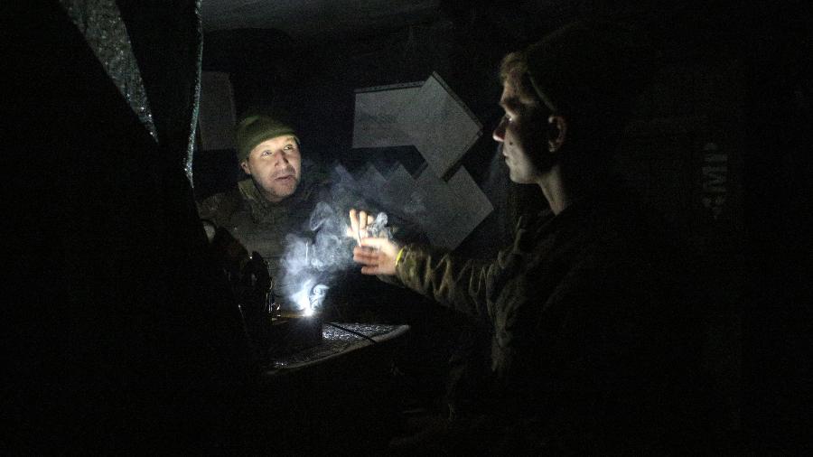 Militares da Ucrânia na linha de frente com separatistas pró-Rússia na região de Donetsk, no leste da Ucrânia - Anatolli Stepanov/AFP