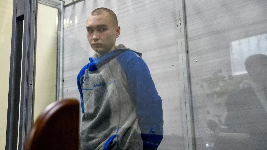 18.mai.2022 - O militar russo Vadim Shishimarin, 21, suspeito de violar as leis e normas da guerra, acompanha seu julgamento em Kiev, na Ucrânia - Vladyslav Musiienko/Reuters