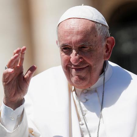 Papa Francisco acena para fiéis - REUTERS/Guglielmo Mangiapane