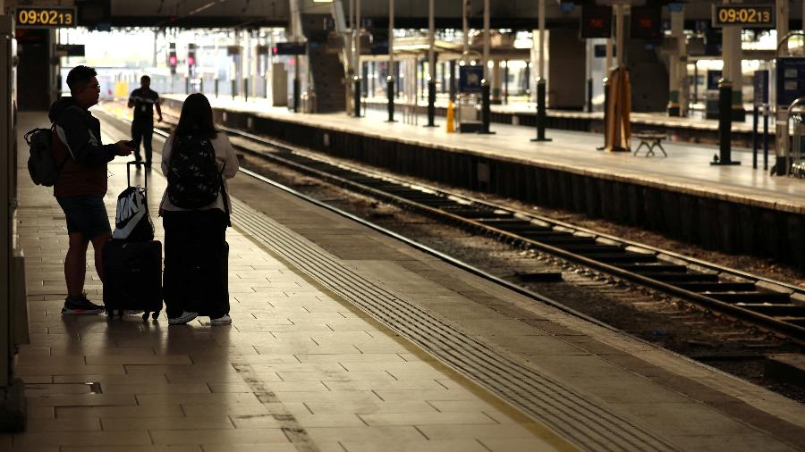 21.jun.22 - Pessoas esperam em uma plataforma vazia no primeiro dia de uma greve ferroviária nacional na estação Manchester Piccadilly em Manchester, Grã-Bretanha - PHIL NOBLE/REUTERS