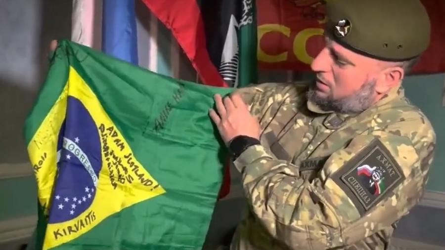 Vídeo atribuído a um combatente checheno, aliado da Rússia, exibe bandeira que pertencia a André Hack, primeiro brasileiro morto aliado das tropas ucranianas na guerra - Reprodução da internet