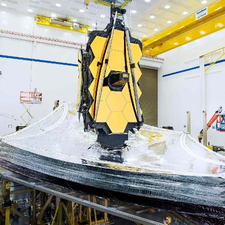 Telescópio espacial James Webb parcialmente aberto em laboratório da Nasa antes de ser lançado - Chris Gunn/Nasa/AFP