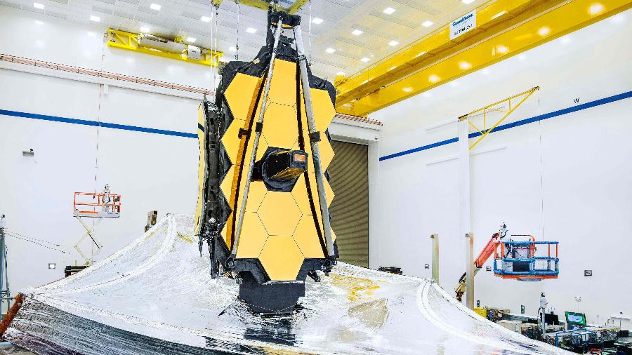 Telescópio espacial James Webb parcialmente aberto em laboratório da Nasa antes de ser lançado - Chris Gunn/Nasa/AFP