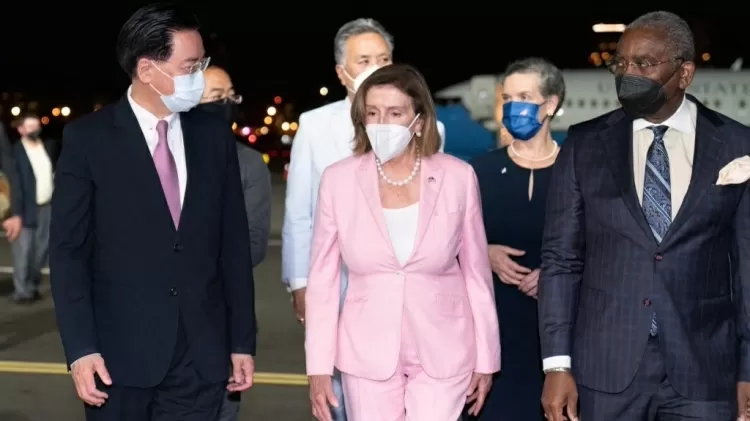 Nancy Pelosi chega a Taiwan; à esquerda, o ministro Joseph Wu a acompanha - Divulgação/Ministério das Relações Exteriores de Taiwan via AFP - Divulgação/Ministério das Relações Exteriores de Taiwan via AFP