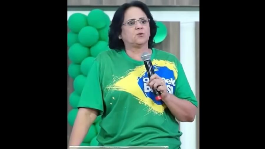 Damares durante discurso alucinado num culto: ou ela mentiu sobre casos de pedofilia ou então confessou que ela e Bolsonaro prevaricaram e protegeram pedófilos - Reprodução/Redes Sociais