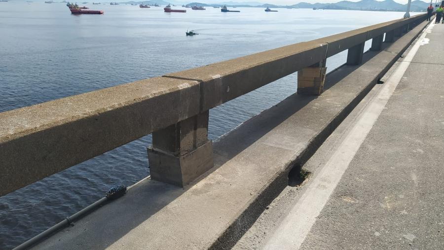 Engenheiros fazem reparos depois de uma embarcação colidir com estrutura da ponte Rio-Niterói - Divulgação/PRF