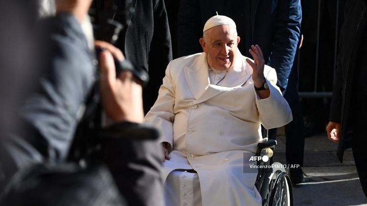 Paoa arrived at the cathedral in a wheelchair, smiling and visibly animated - Vincenzo PINTO / AFP - Vincenzo PINTO / AFP